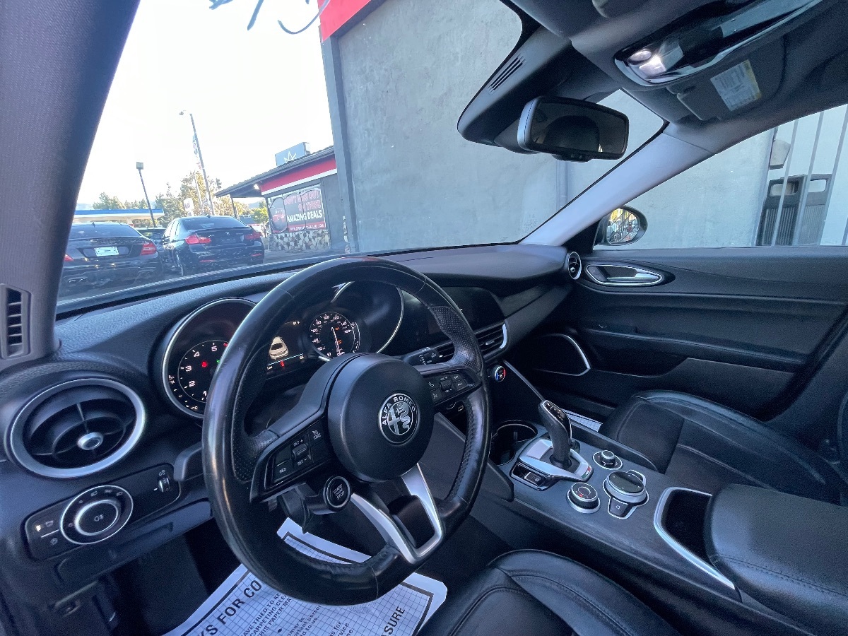 2020 Alfa Romeo Giulia photo 9