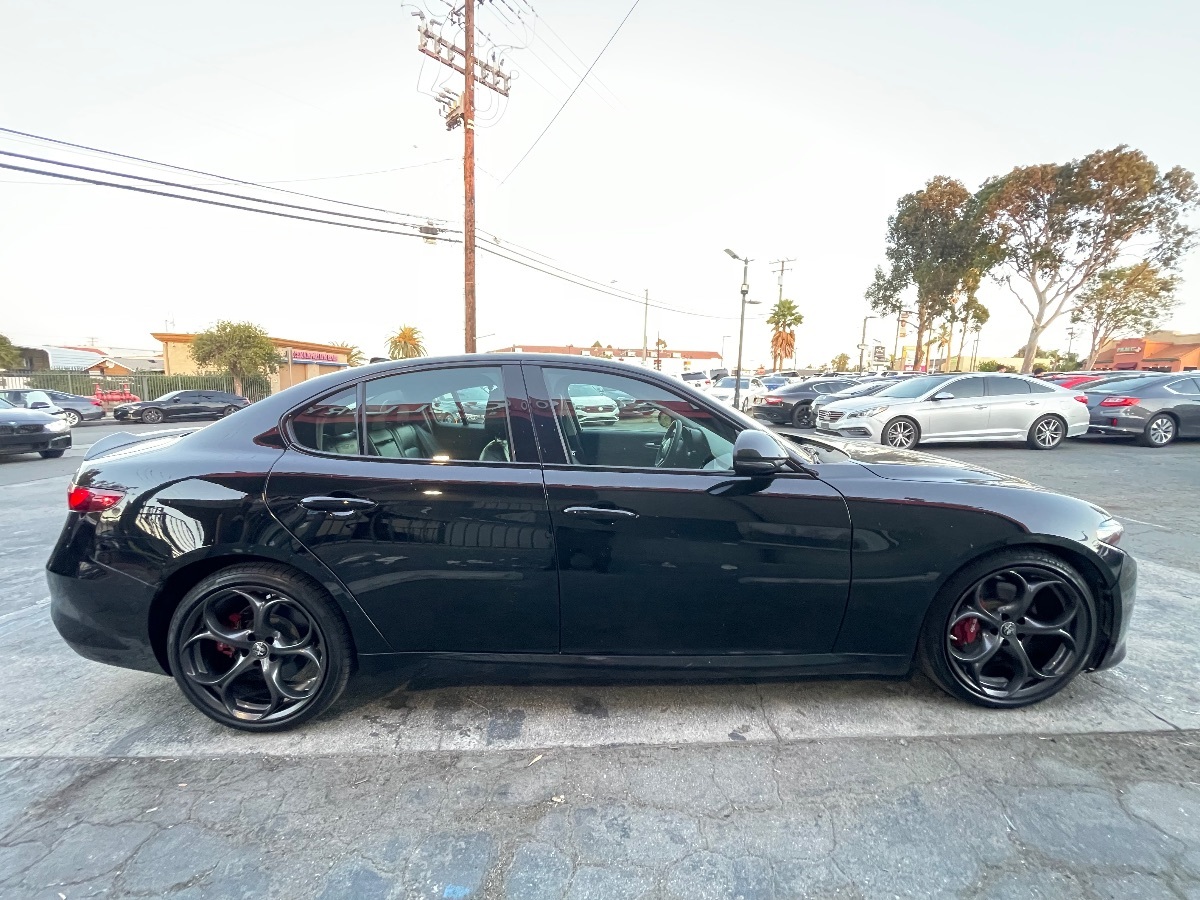 2018 Alfa Romeo Giulia Sport photo 4