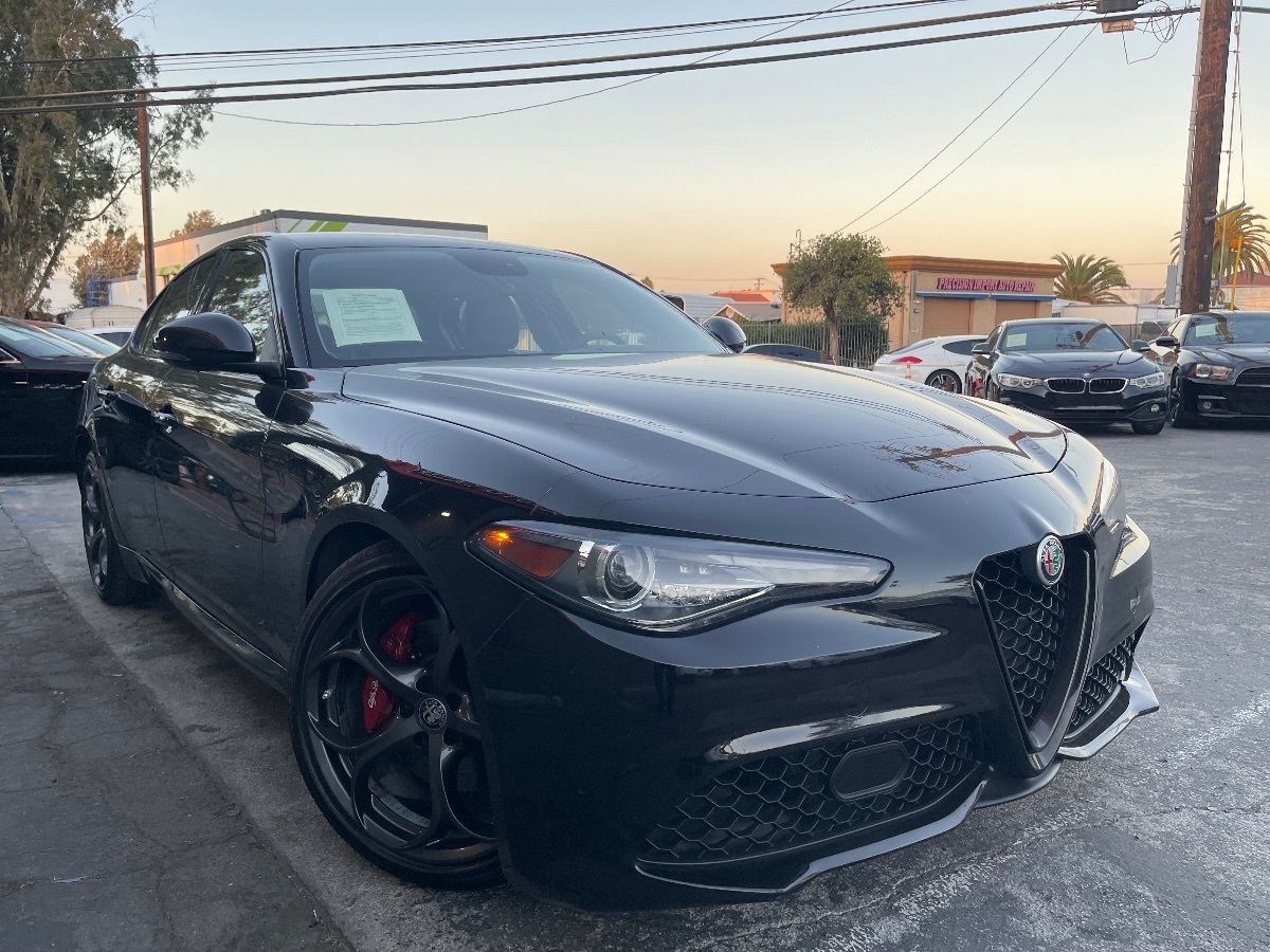 2018 Alfa Romeo Giulia Sport photo 3