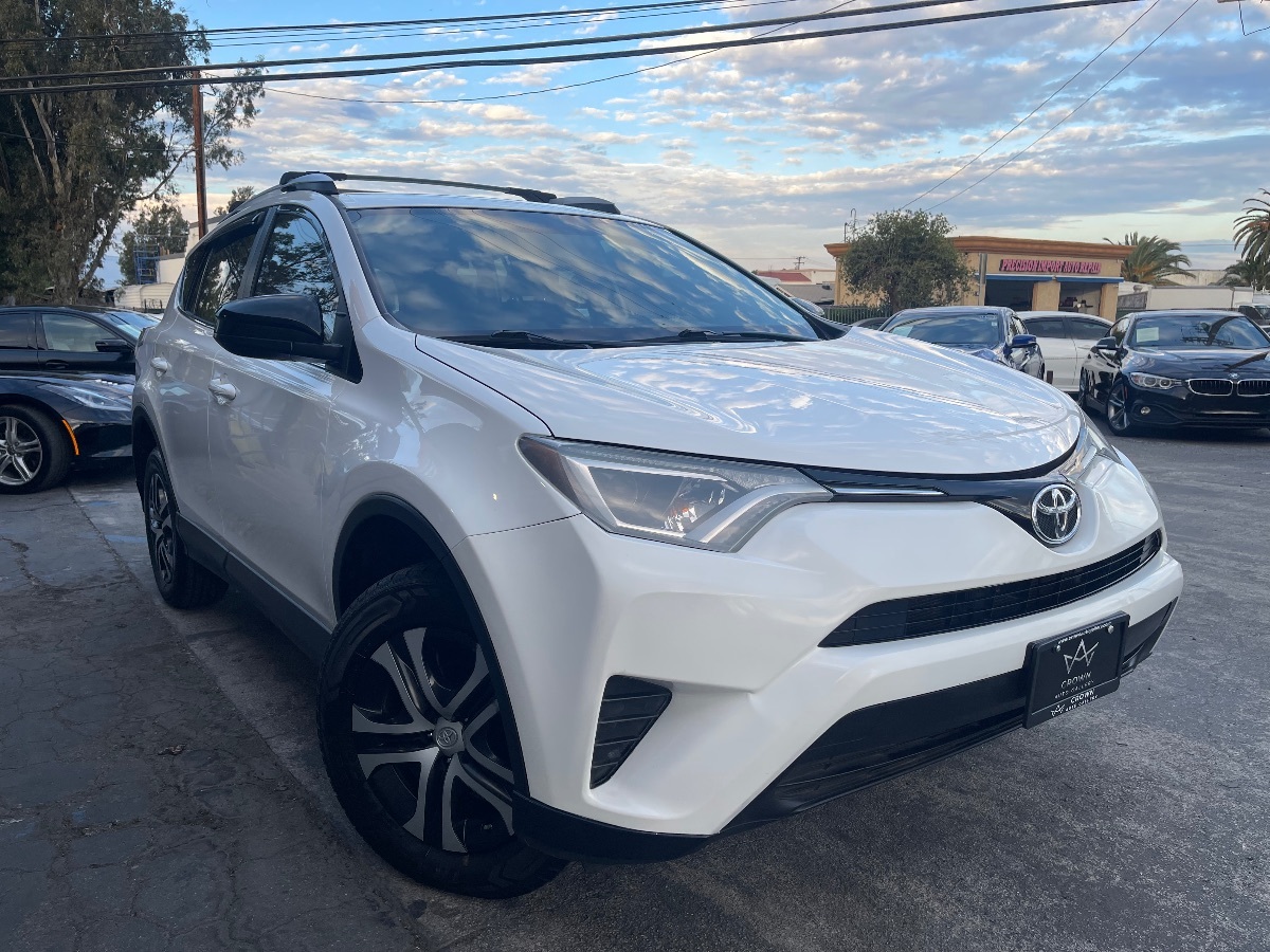 2016 Toyota RAV4 LE photo 3