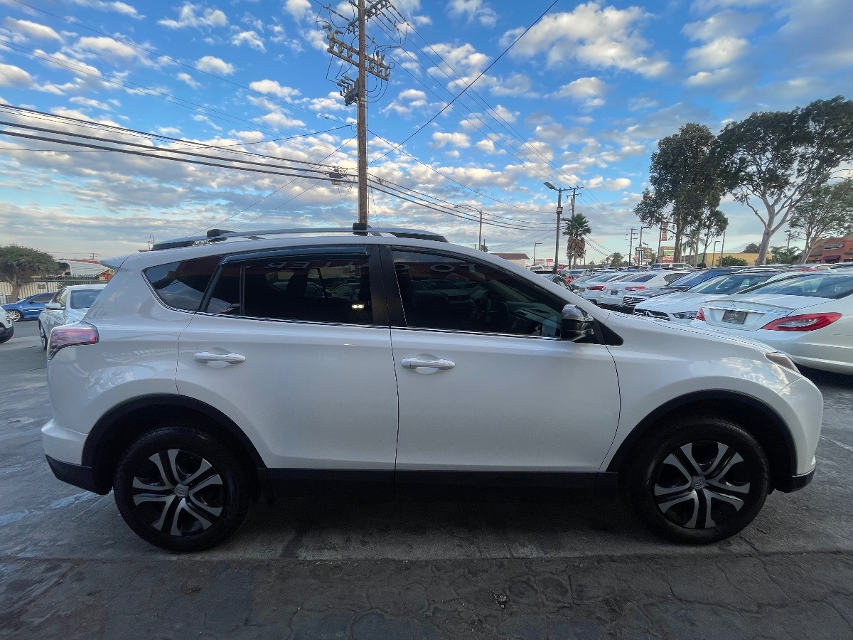 2016 Toyota RAV4 LE photo 4