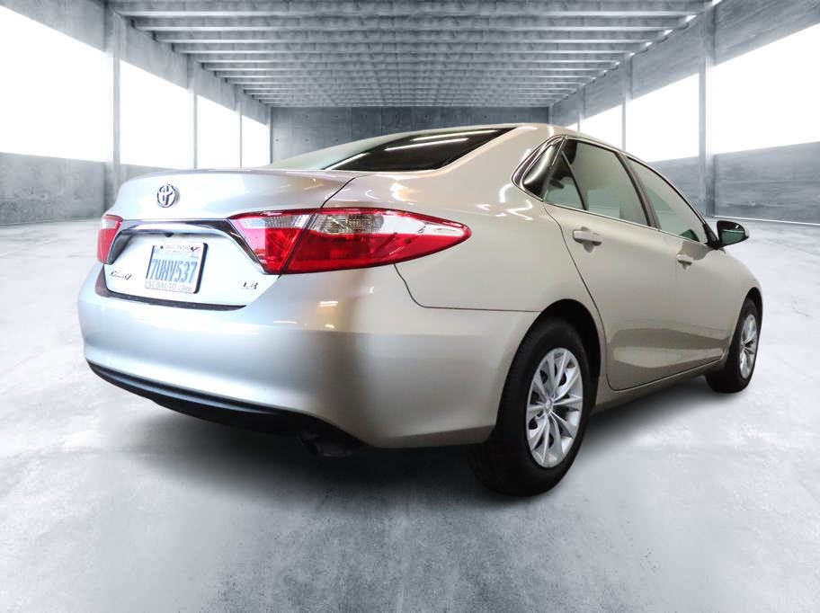 2016 Toyota Camry SE photo 3