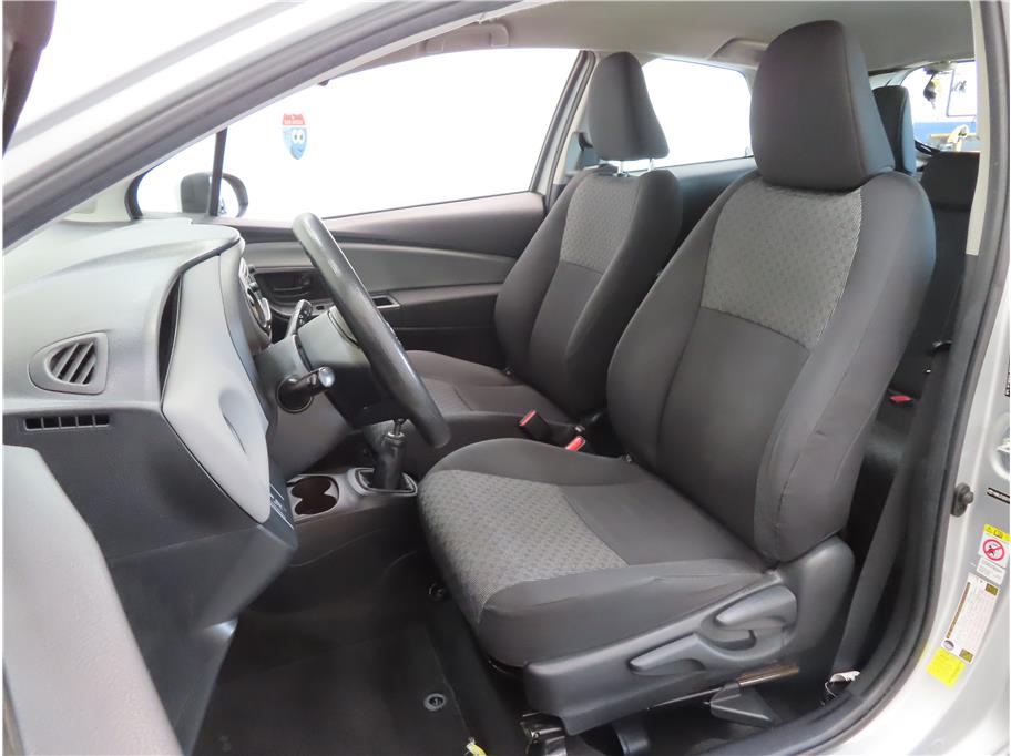 2015 Toyota Yaris L photo 7