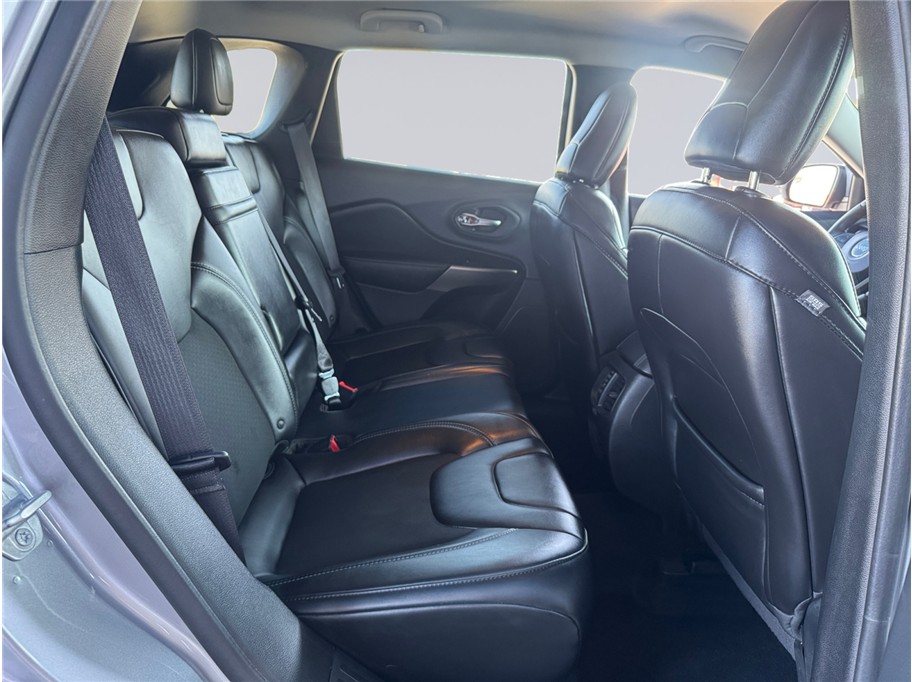 2019 Jeep Cherokee Latitude photo 18