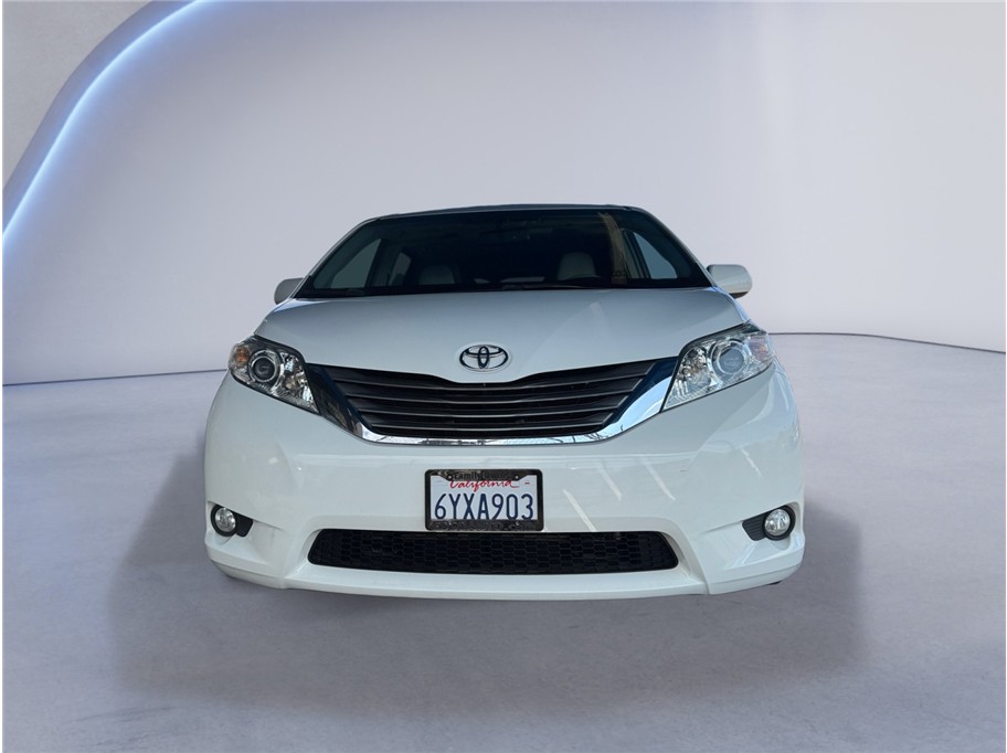 2013 Toyota Sienna XLE photo 2
