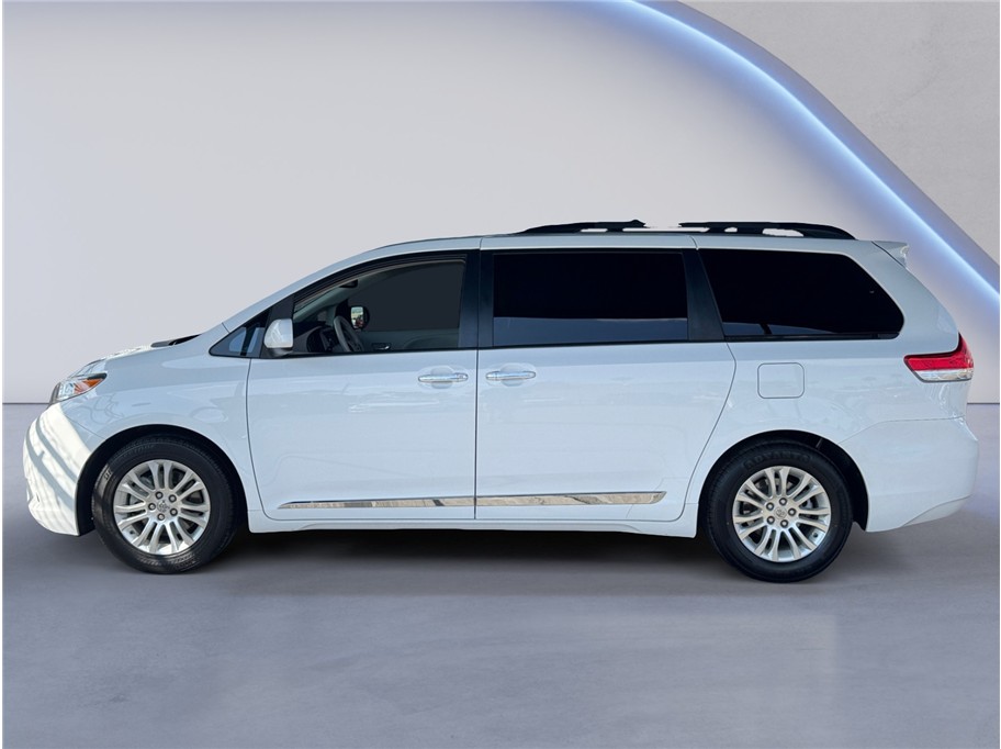 2013 Toyota Sienna XLE photo 3