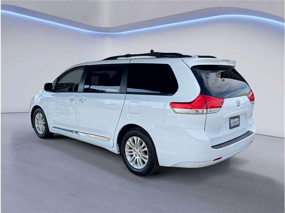 2013 Toyota Sienna XLE photo 4