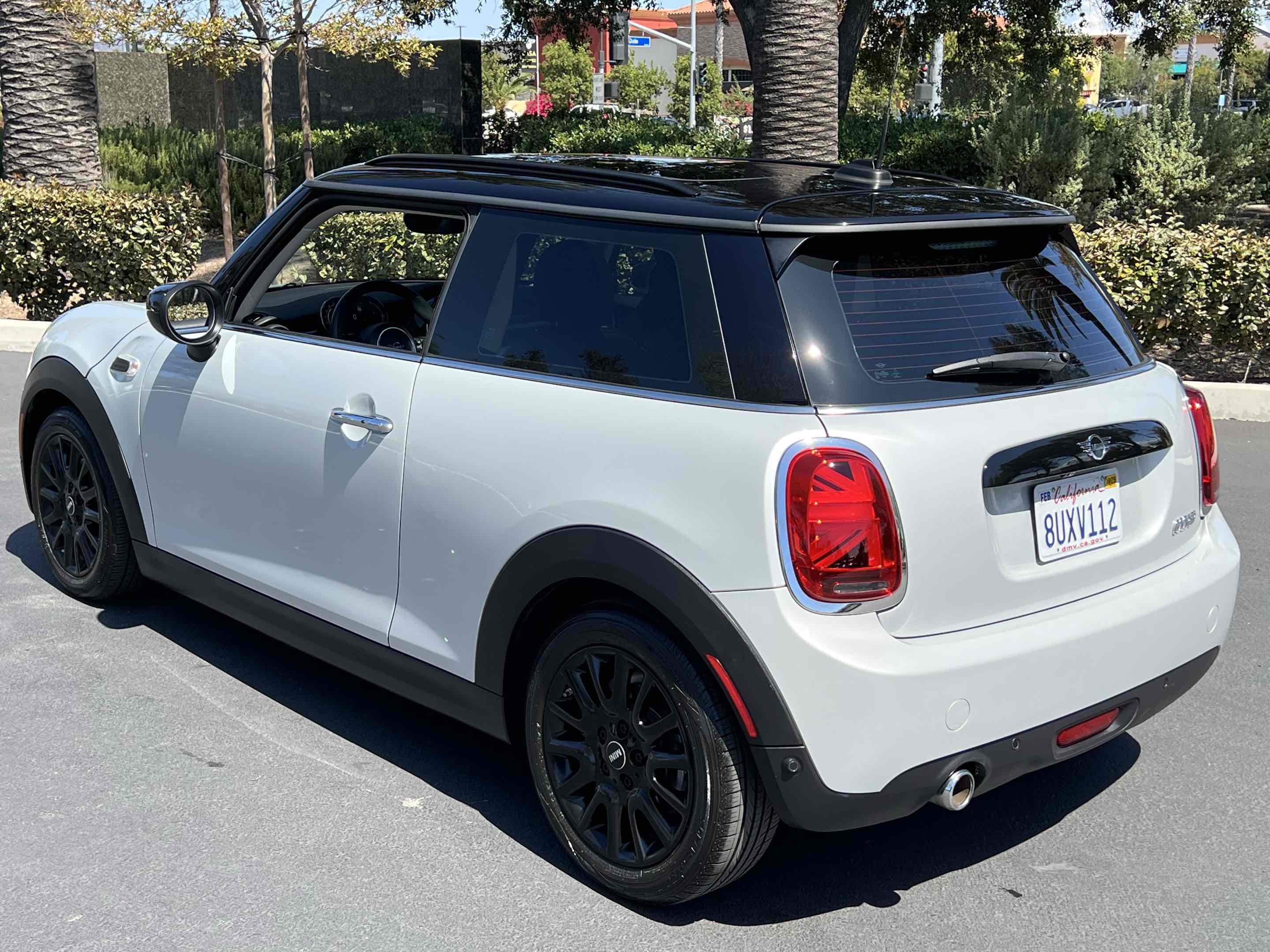 2021 Mini Cooper 2 Door Hardtop Signature photo 2