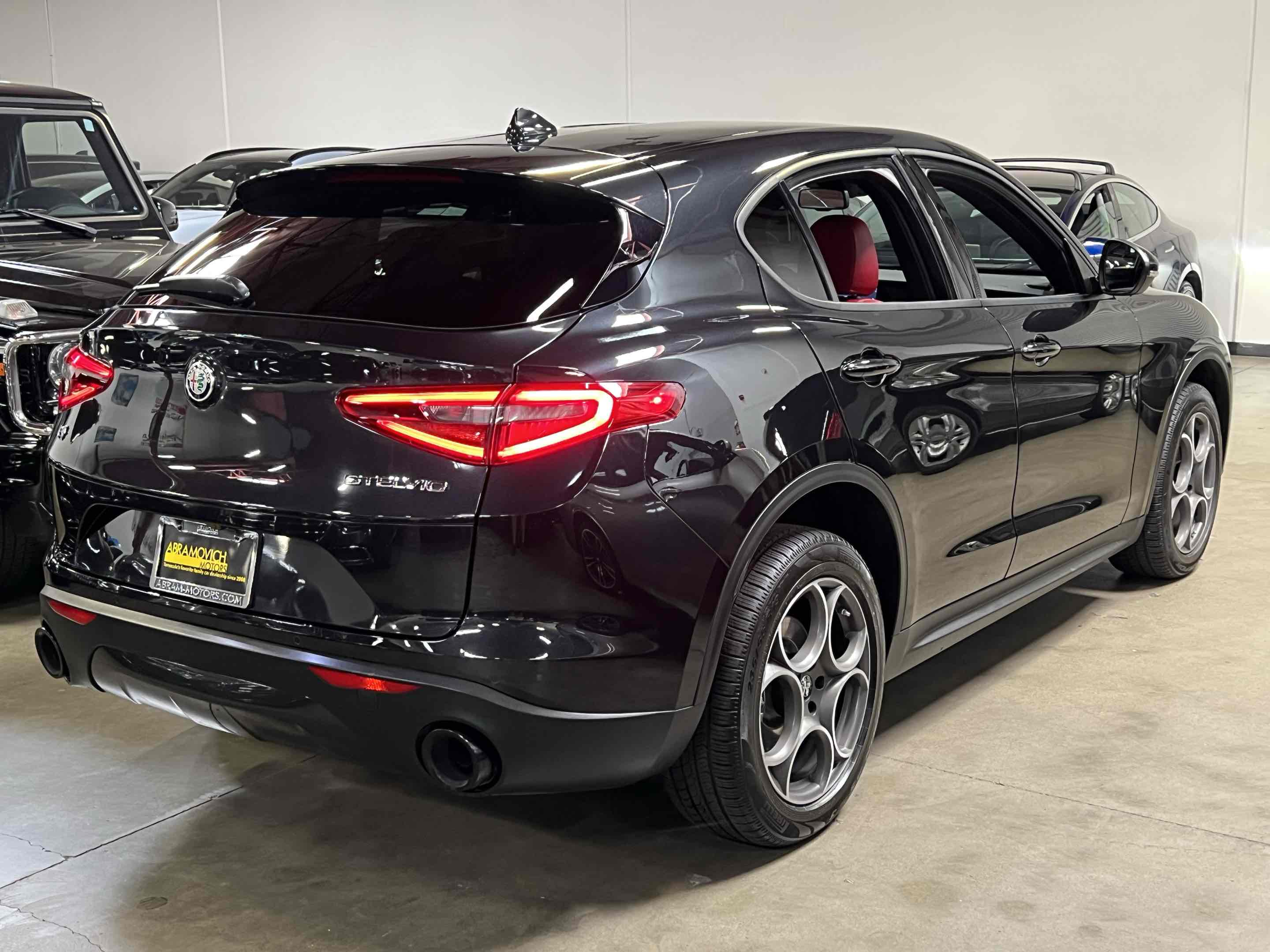 2023 Alfa Romeo Stelvio Sprint photo 3
