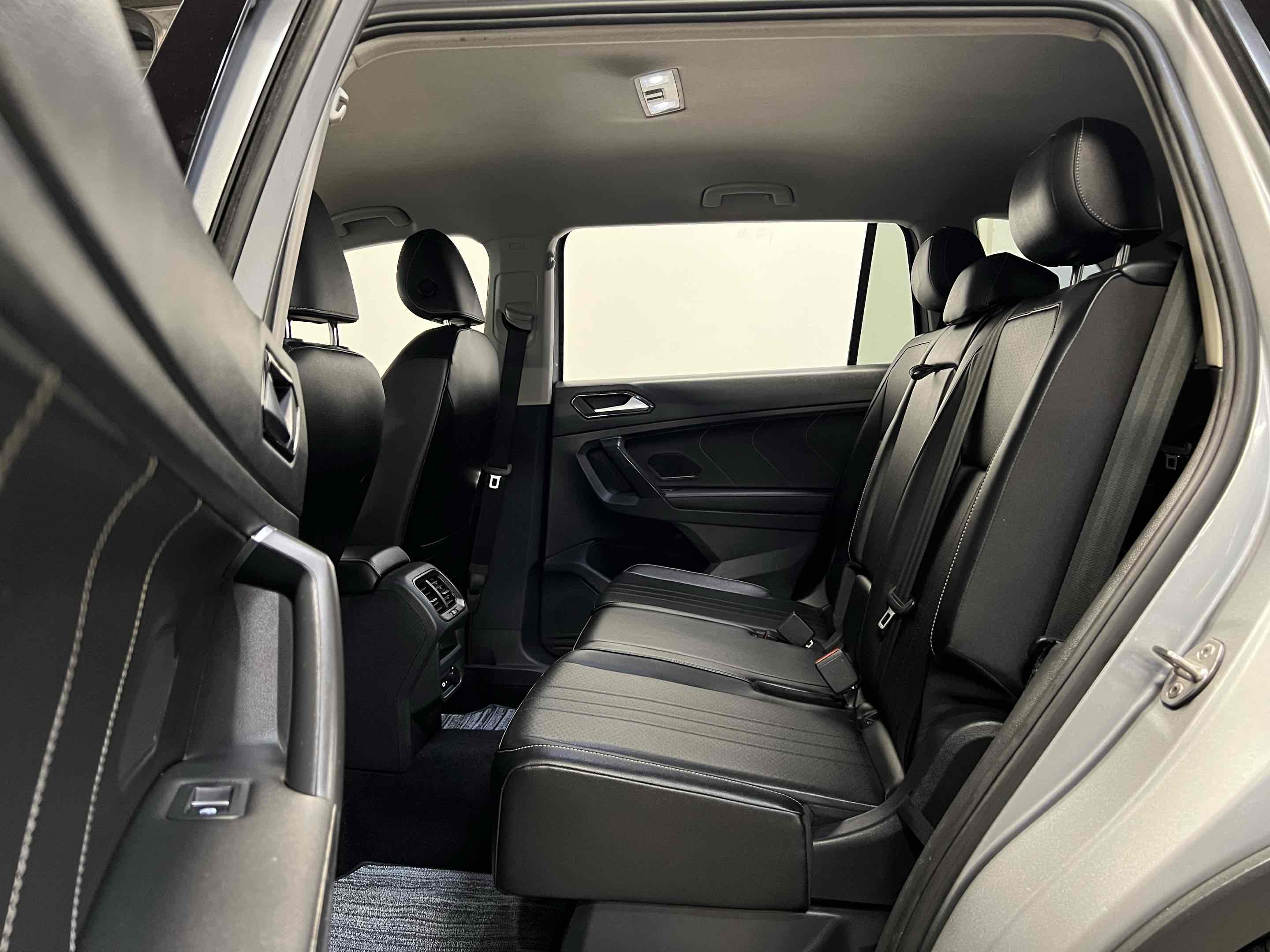 2022 Volkswagen Tiguan SE - Photo 34