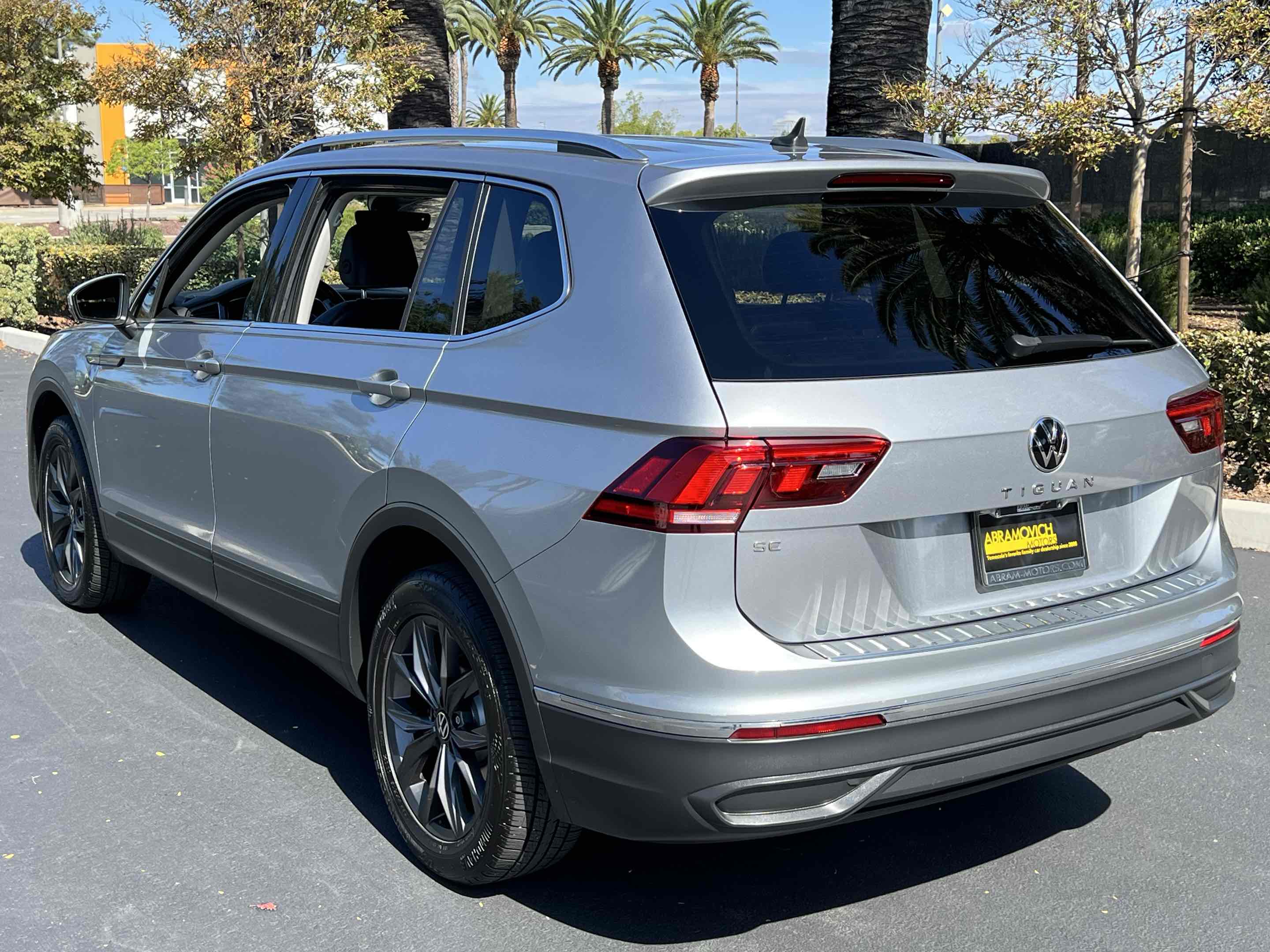2022 Volkswagen Tiguan SE photo 2