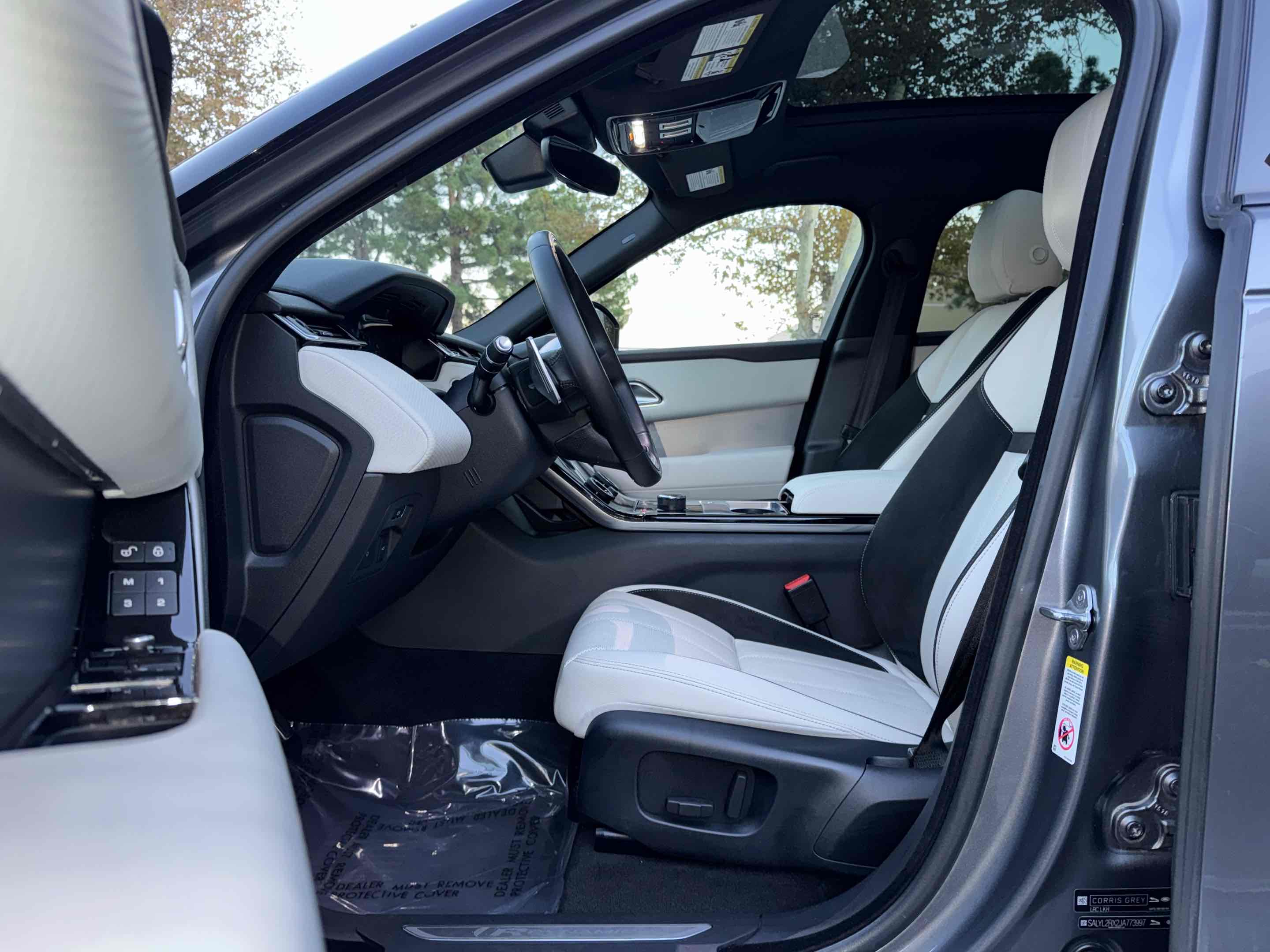 2018 Land Rover Range Rover Velar R-Dynamic SE photo 3