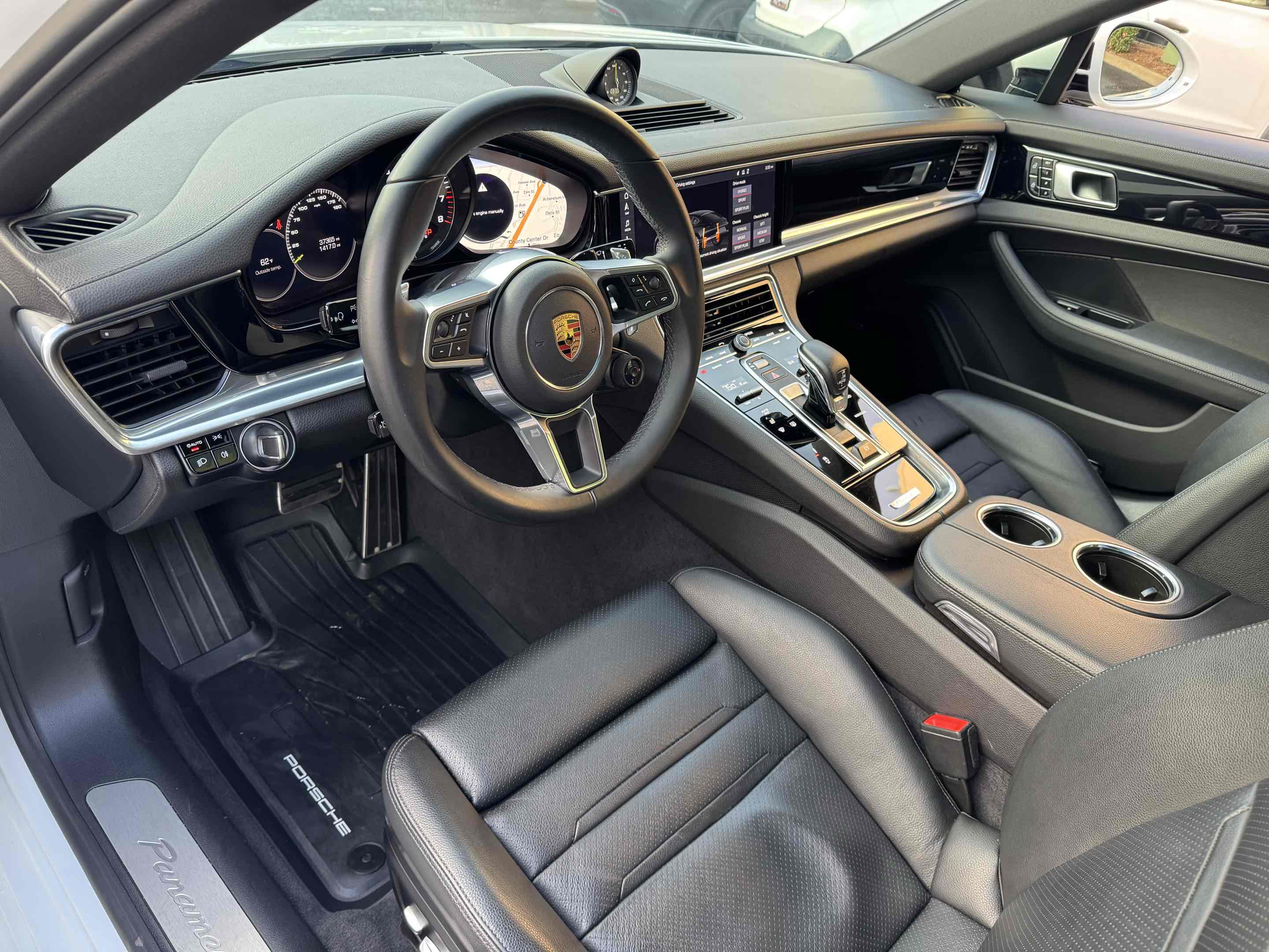 2020 Porsche Panamera 4 E-Hybrid photo 3