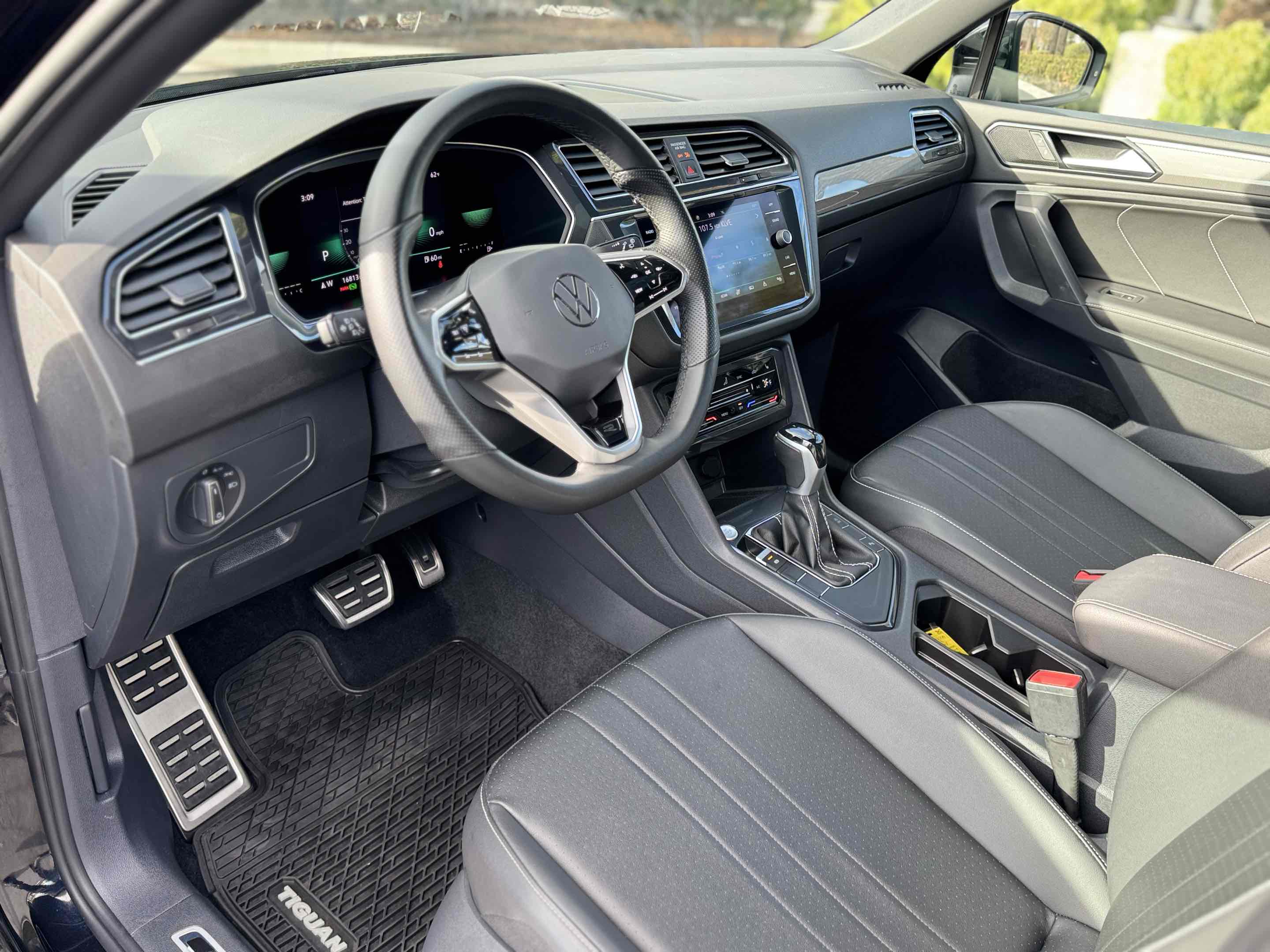 2023 Volkswagen Tiguan SE R-Line Black photo 3