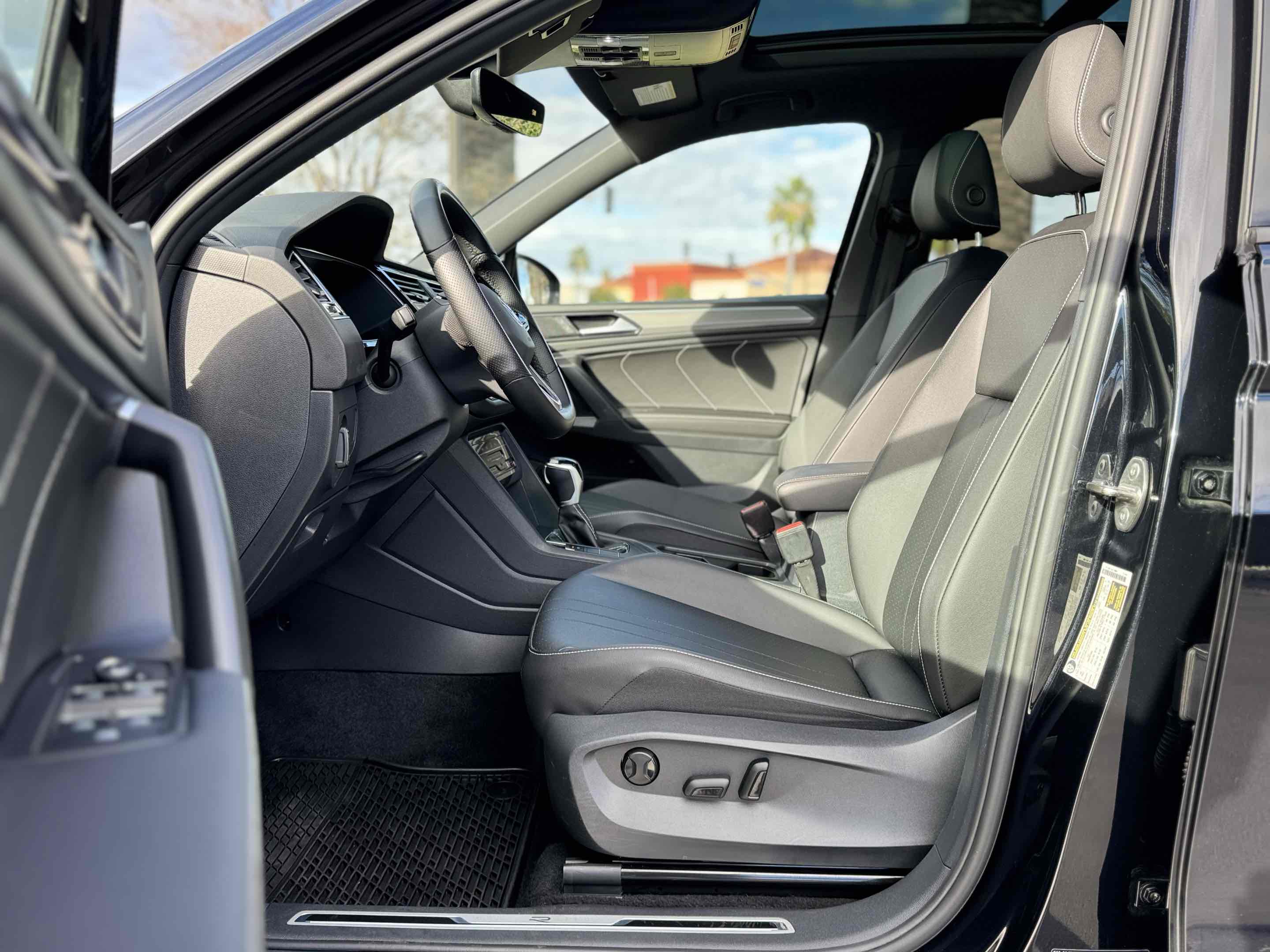 2023 Volkswagen Tiguan SE R-Line Black photo 4