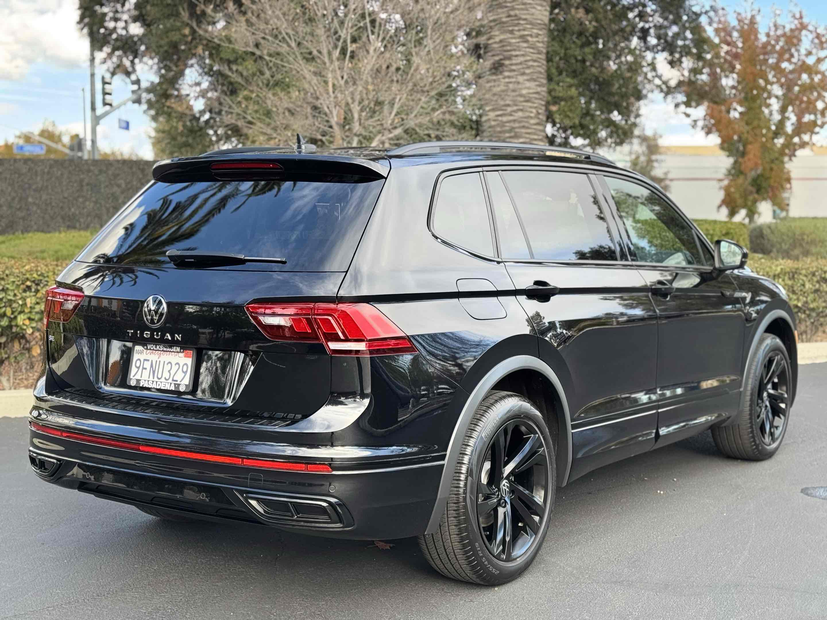 2023 Volkswagen Tiguan SE R-Line Black photo 2