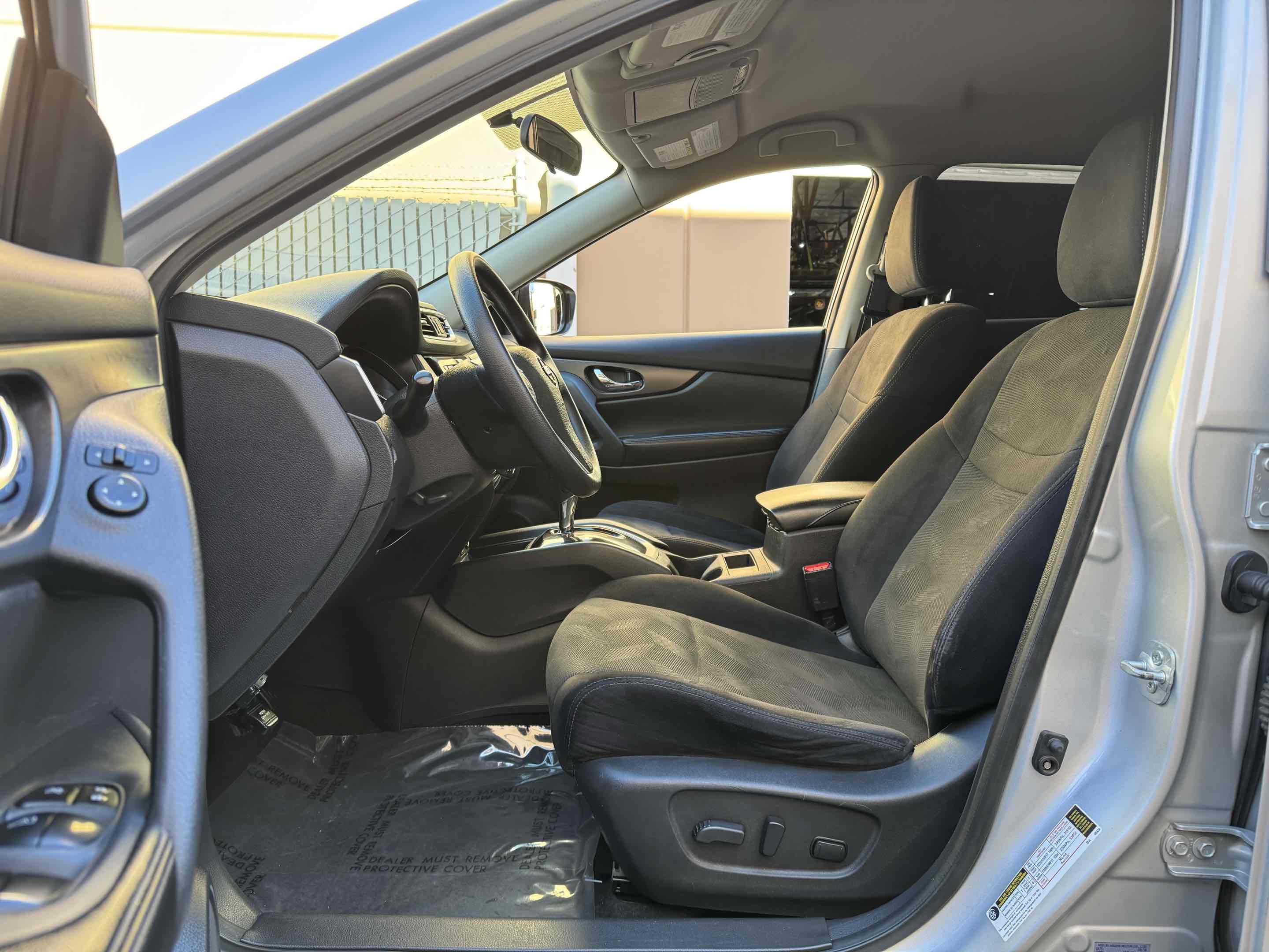 2016 Nissan Rogue SV photo 2