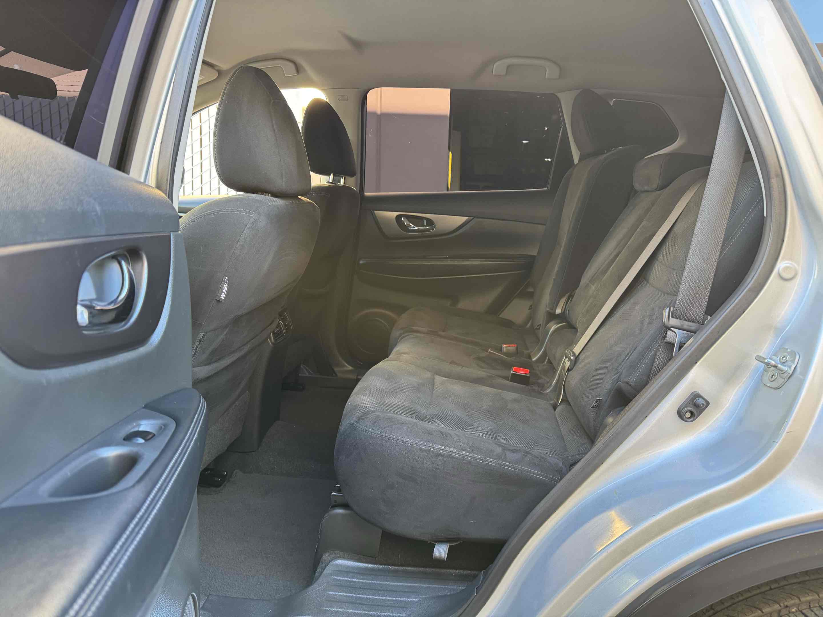 2016 Nissan Rogue SV photo 3