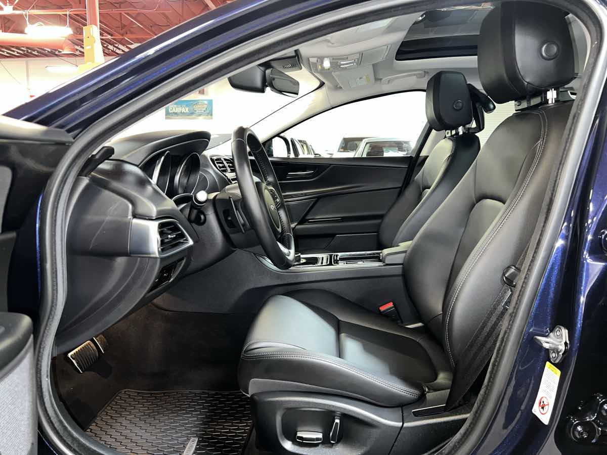 2019 Jaguar XE photo 3
