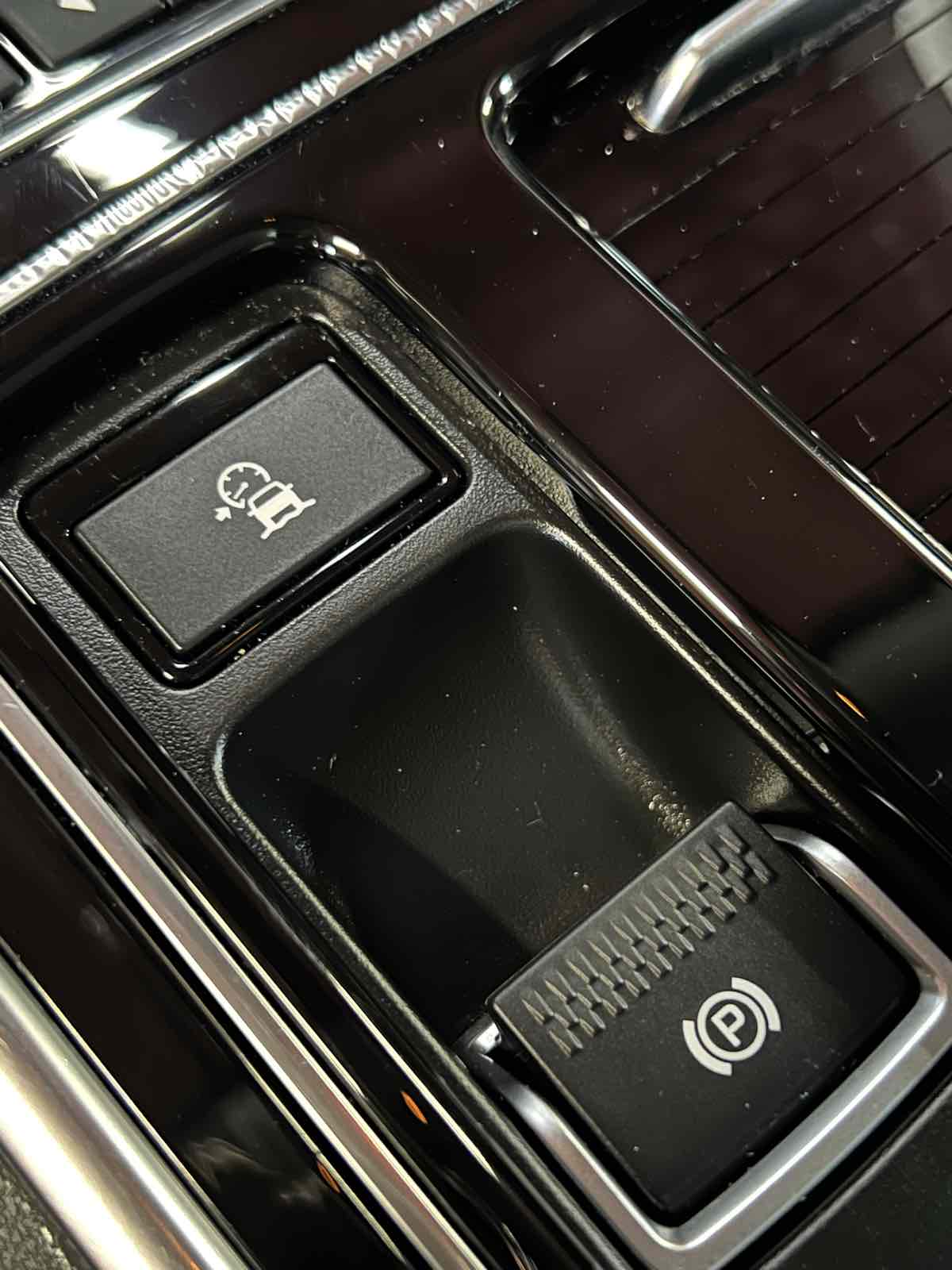 2019 Jaguar XE photo 32