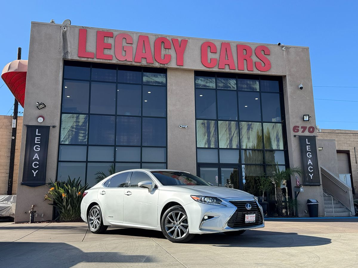 2018 Lexus ES 300h photo 2