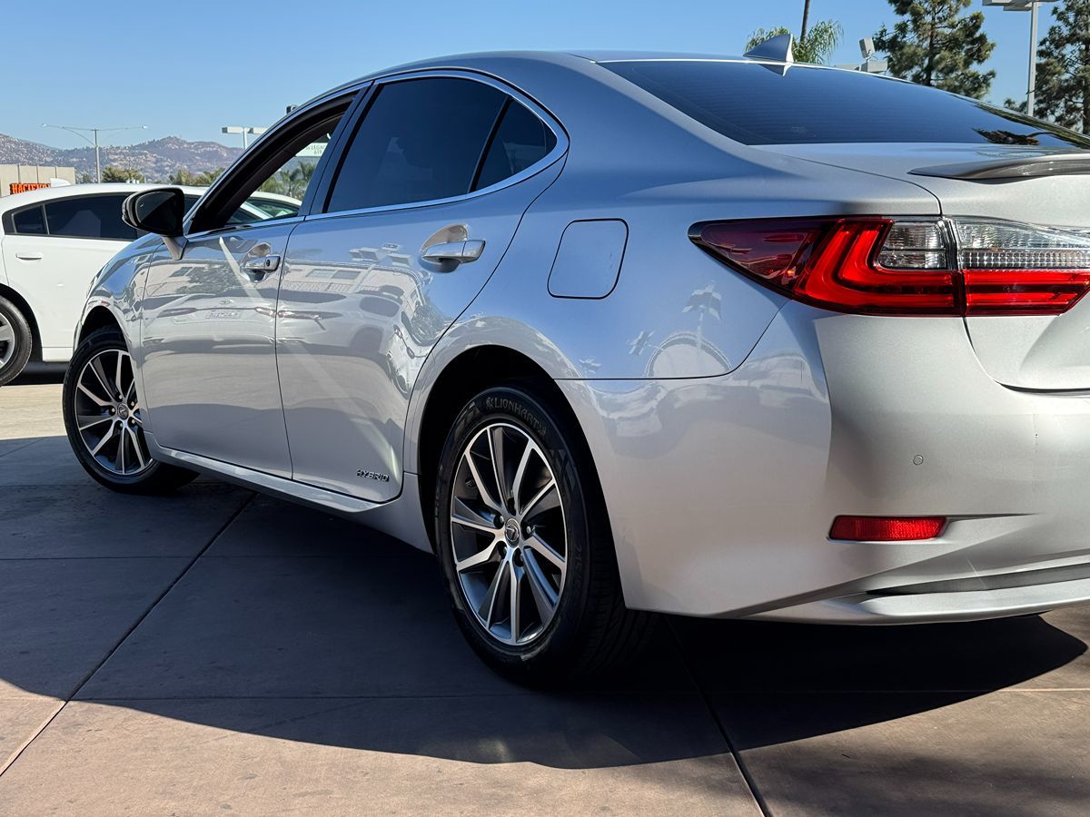 2018 Lexus ES 300h photo 9