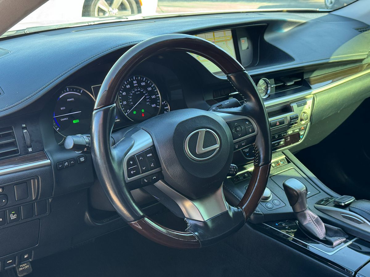 2018 Lexus ES 300h photo 18