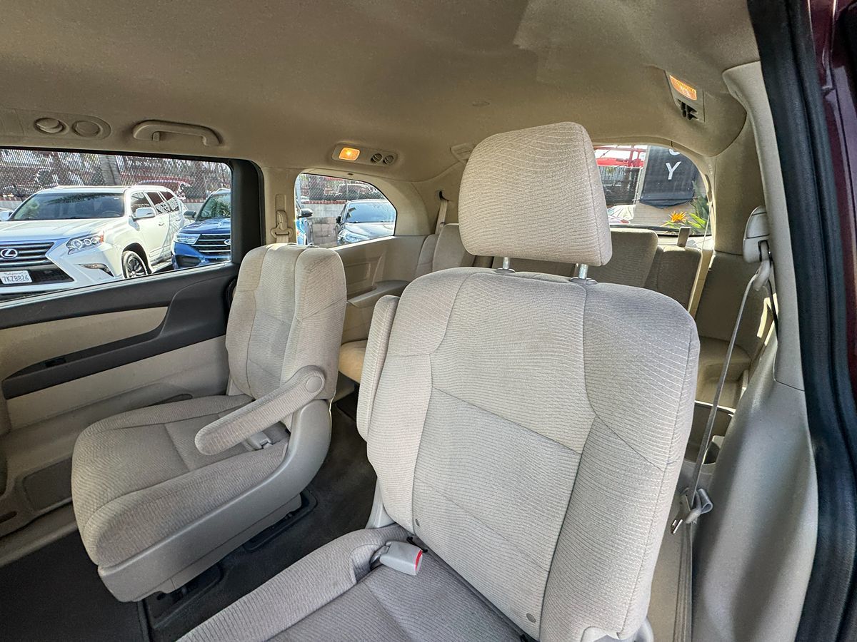 2012 Honda Odyssey LX photo 23