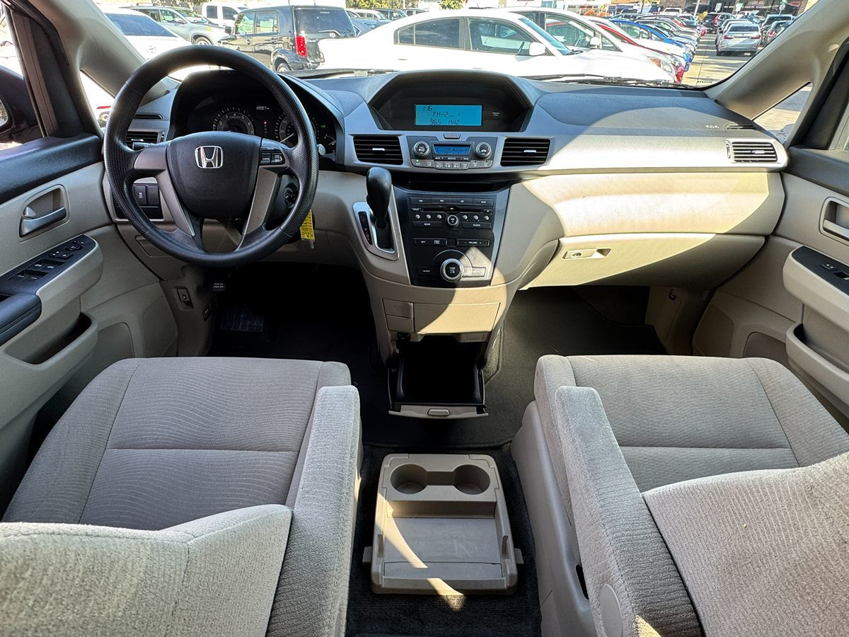 2012 Honda Odyssey LX photo 25