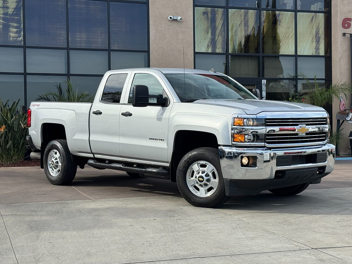 2015 Chevrolet Silverado 2500HD LT photo 3