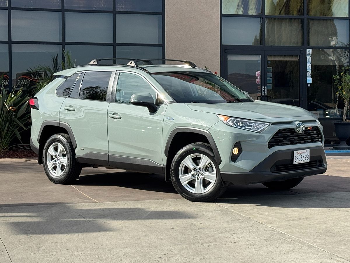 2020 Toyota RAV4 XLE photo 3