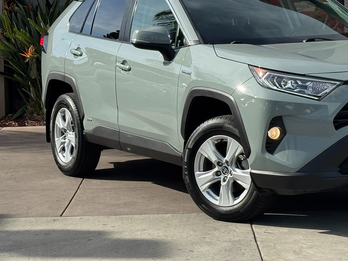 2020 Toyota RAV4 XLE photo 4