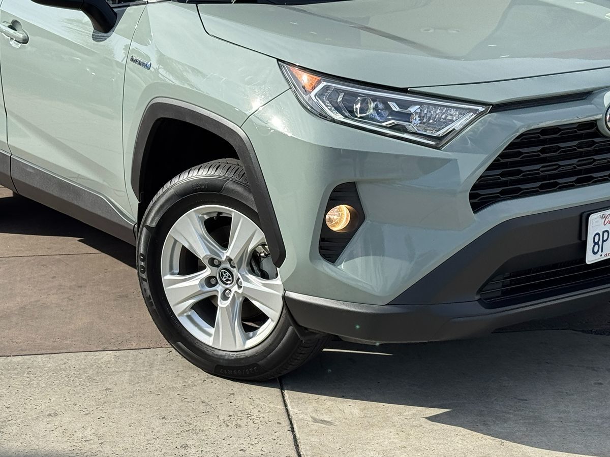 2020 Toyota RAV4 XLE photo 5