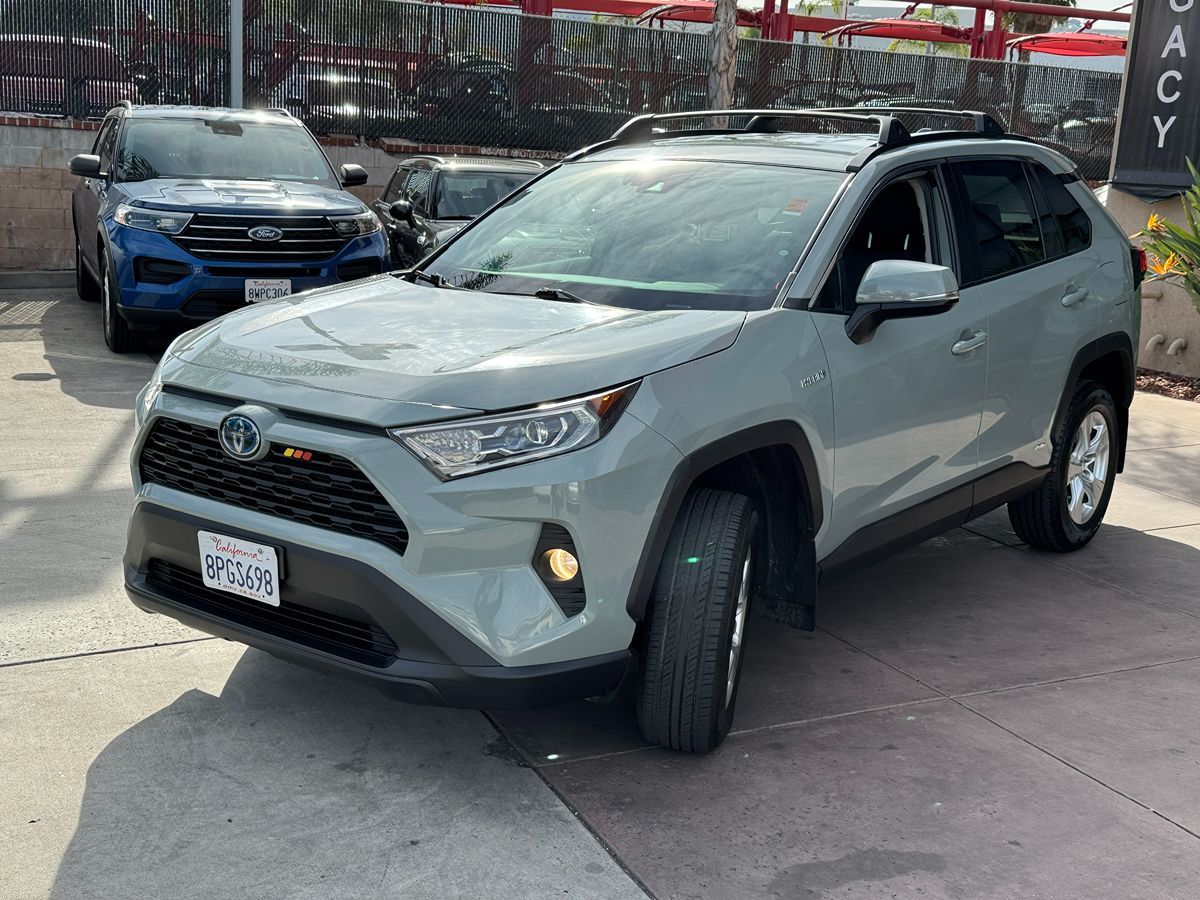 2020 Toyota RAV4 XLE photo 7