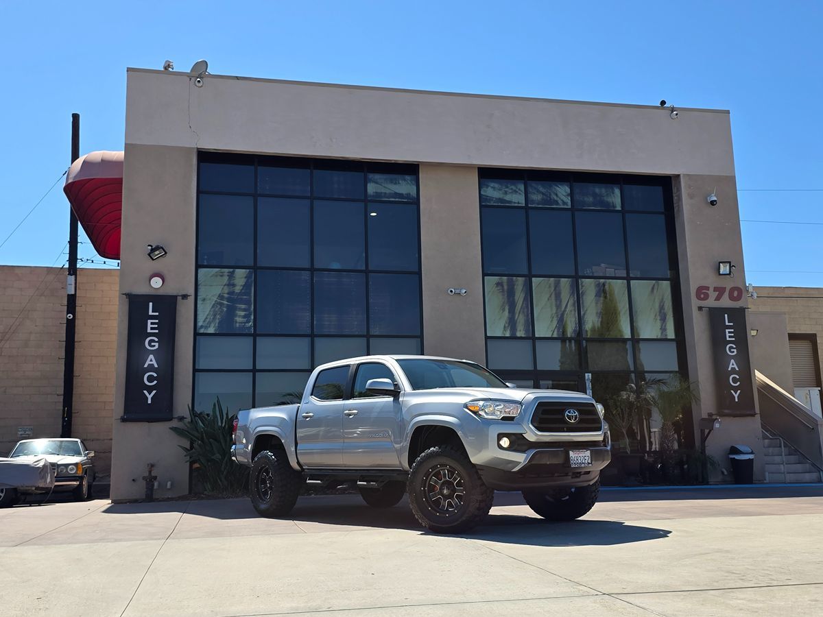 2020 Toyota Tacoma SR5 photo 2