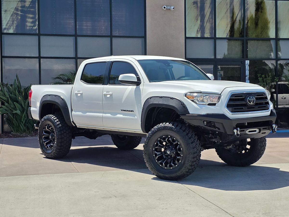 2018 Toyota Tacoma SR5 Off-Road photo 2