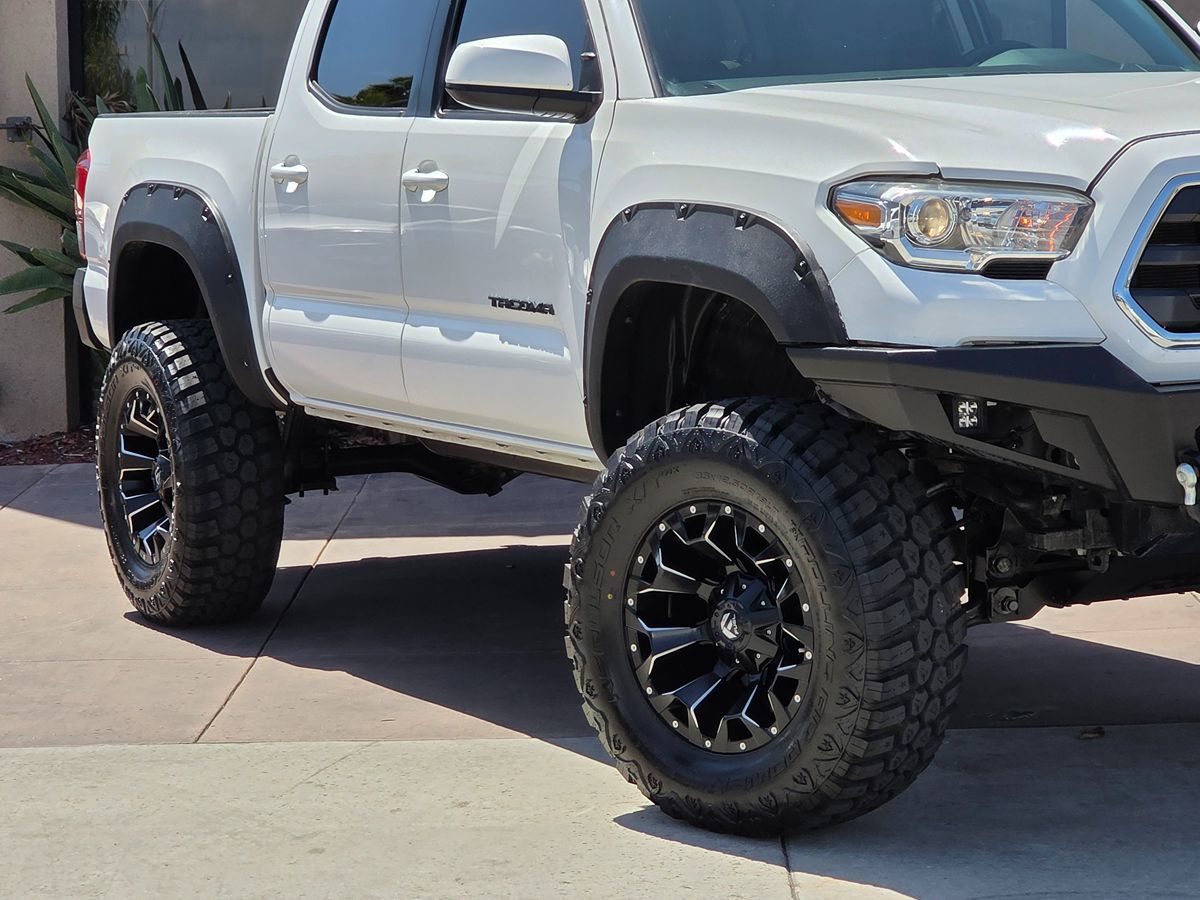 2018 Toyota Tacoma SR5 Off-Road photo 3