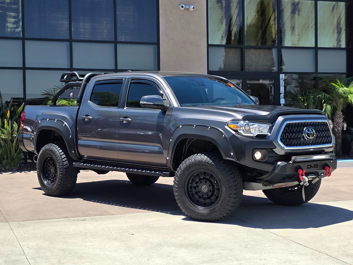2018 Toyota Tacoma TRD photo 2