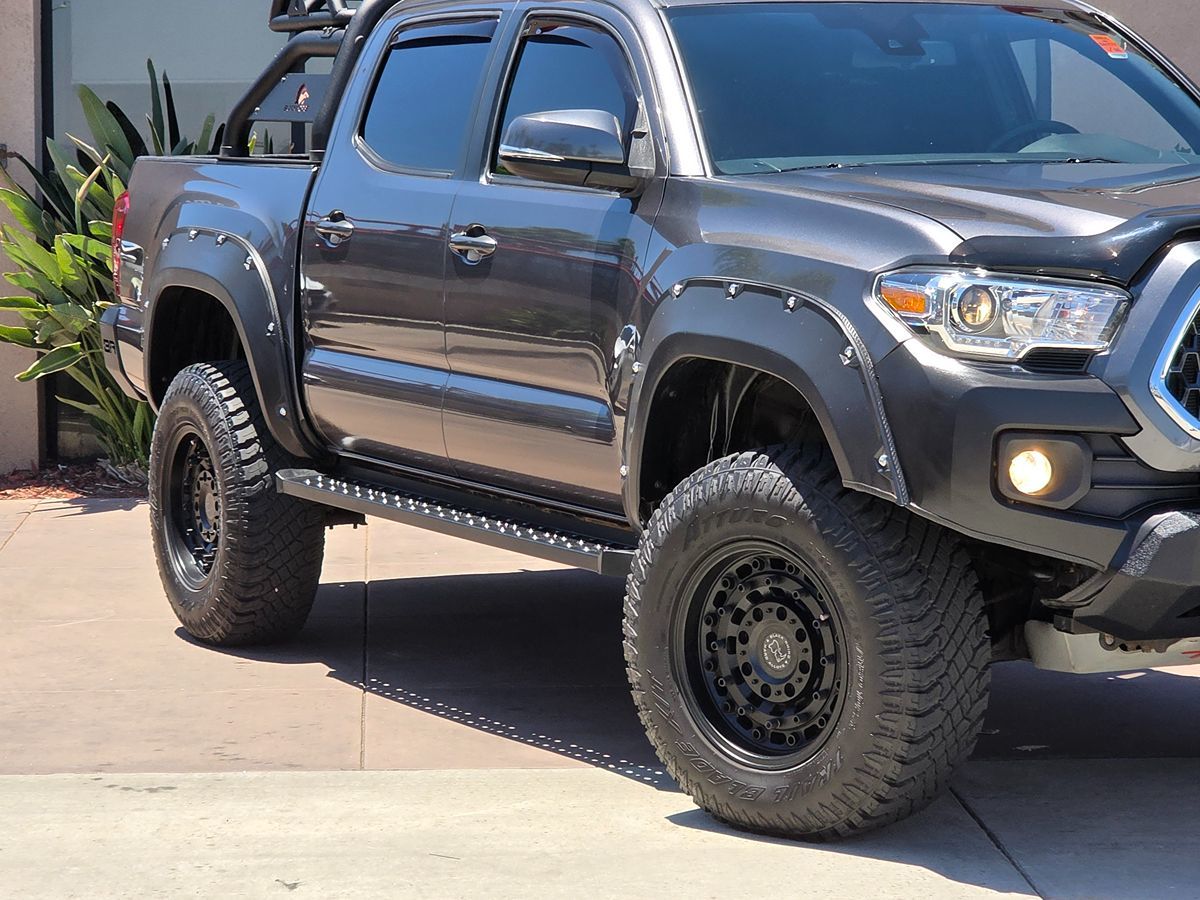 2018 Toyota Tacoma TRD photo 3
