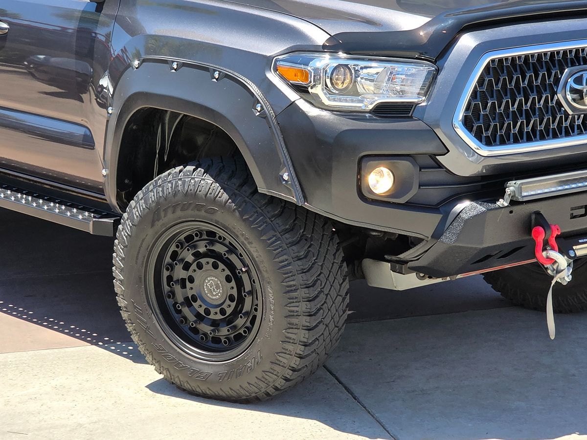 2018 Toyota Tacoma TRD photo 4