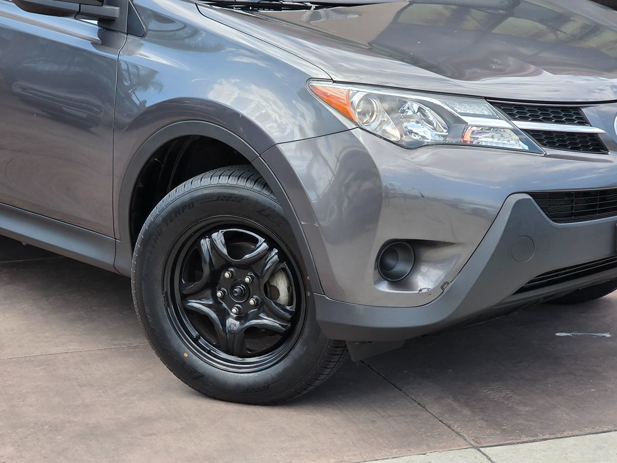 2014 Toyota RAV4 LE photo 4