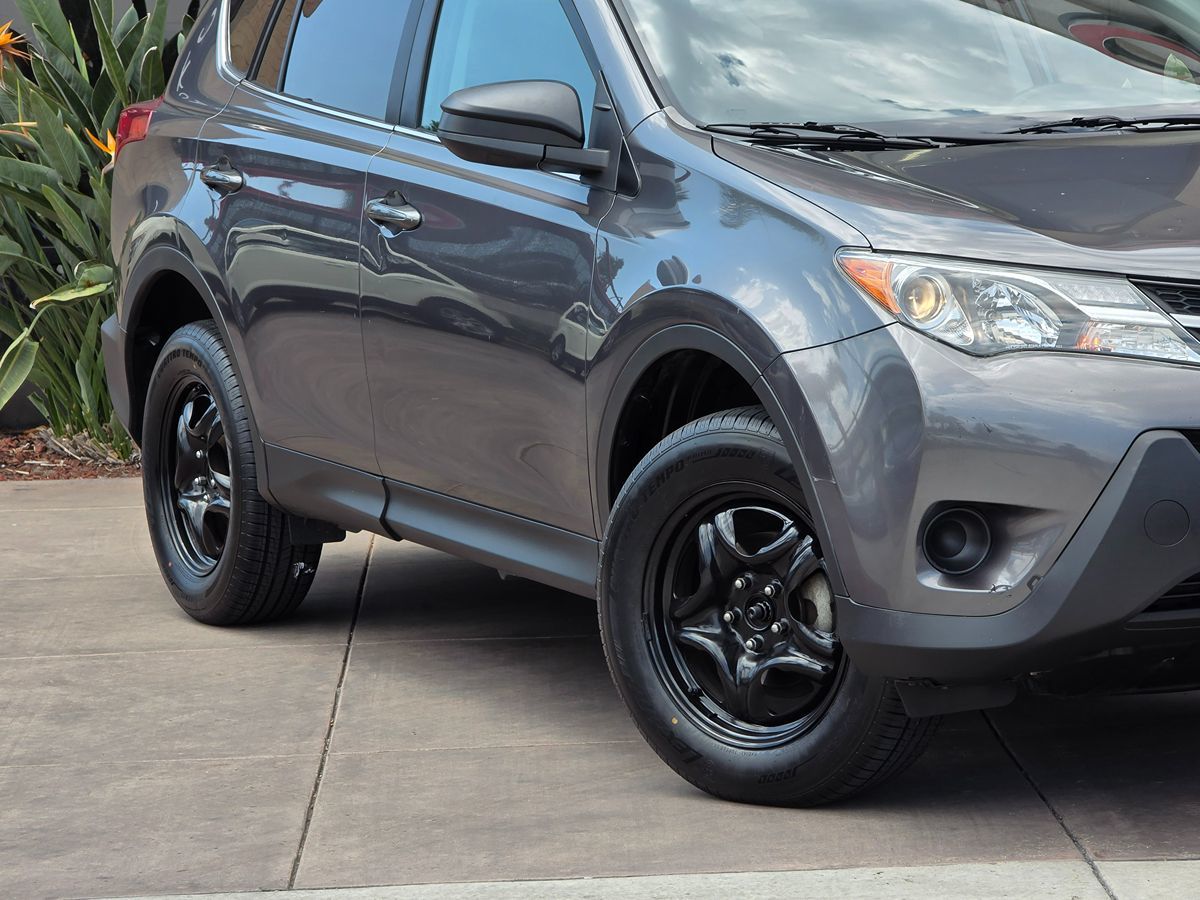 2014 Toyota RAV4 LE photo 3