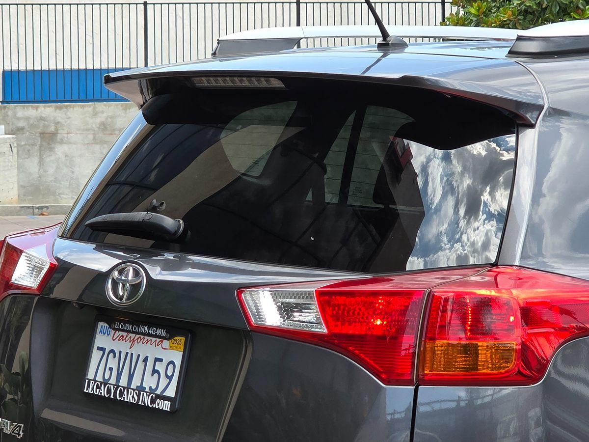 2014 Toyota RAV4 LE photo 12