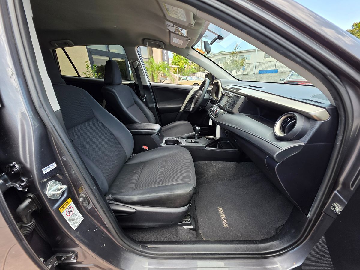 2014 Toyota RAV4 LE photo 17