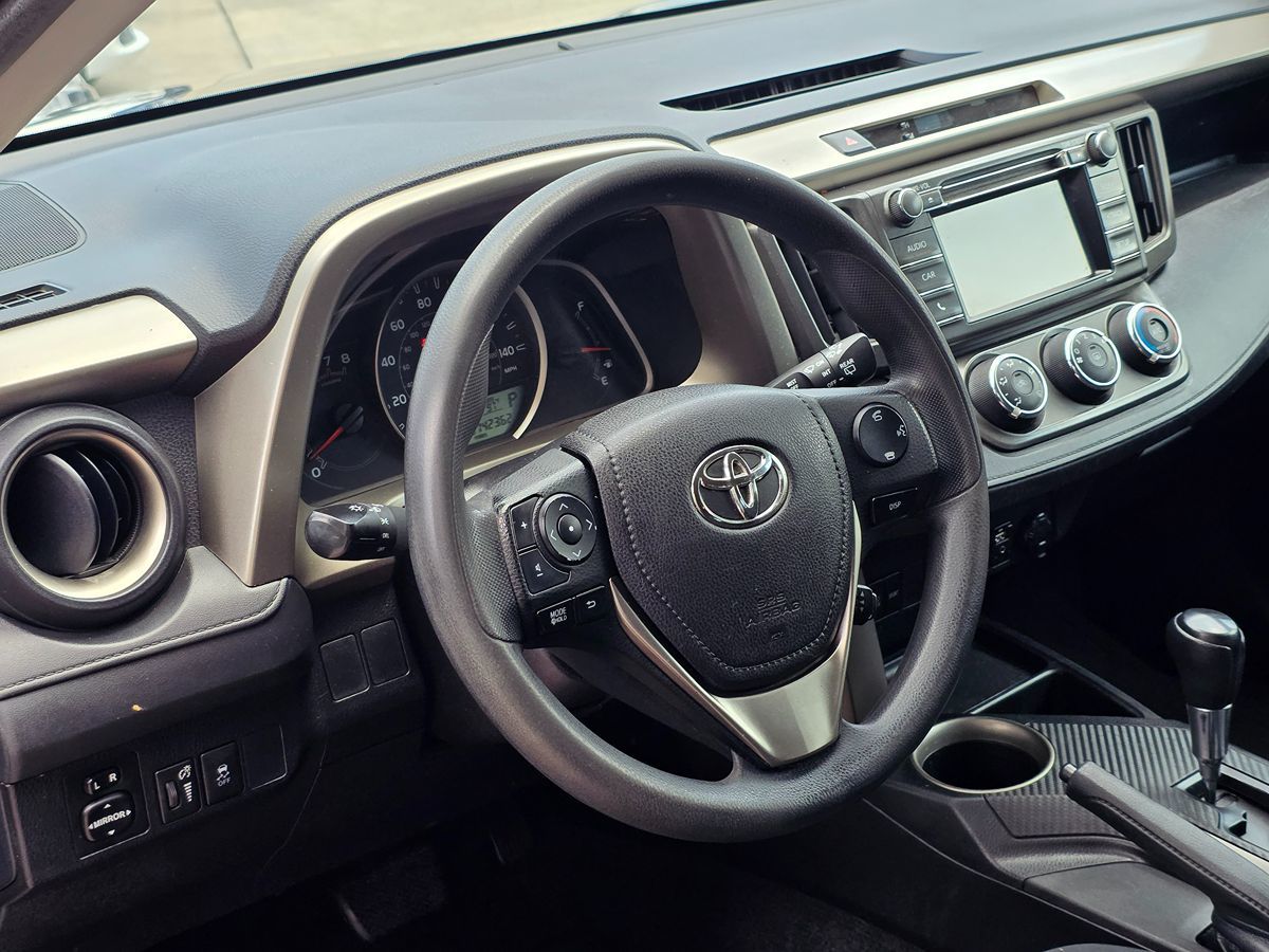 2014 Toyota RAV4 LE photo 22