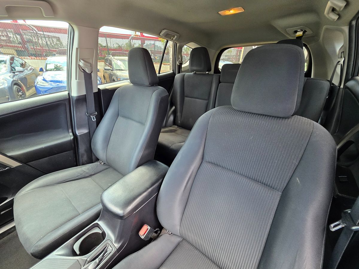 2014 Toyota RAV4 LE photo 24