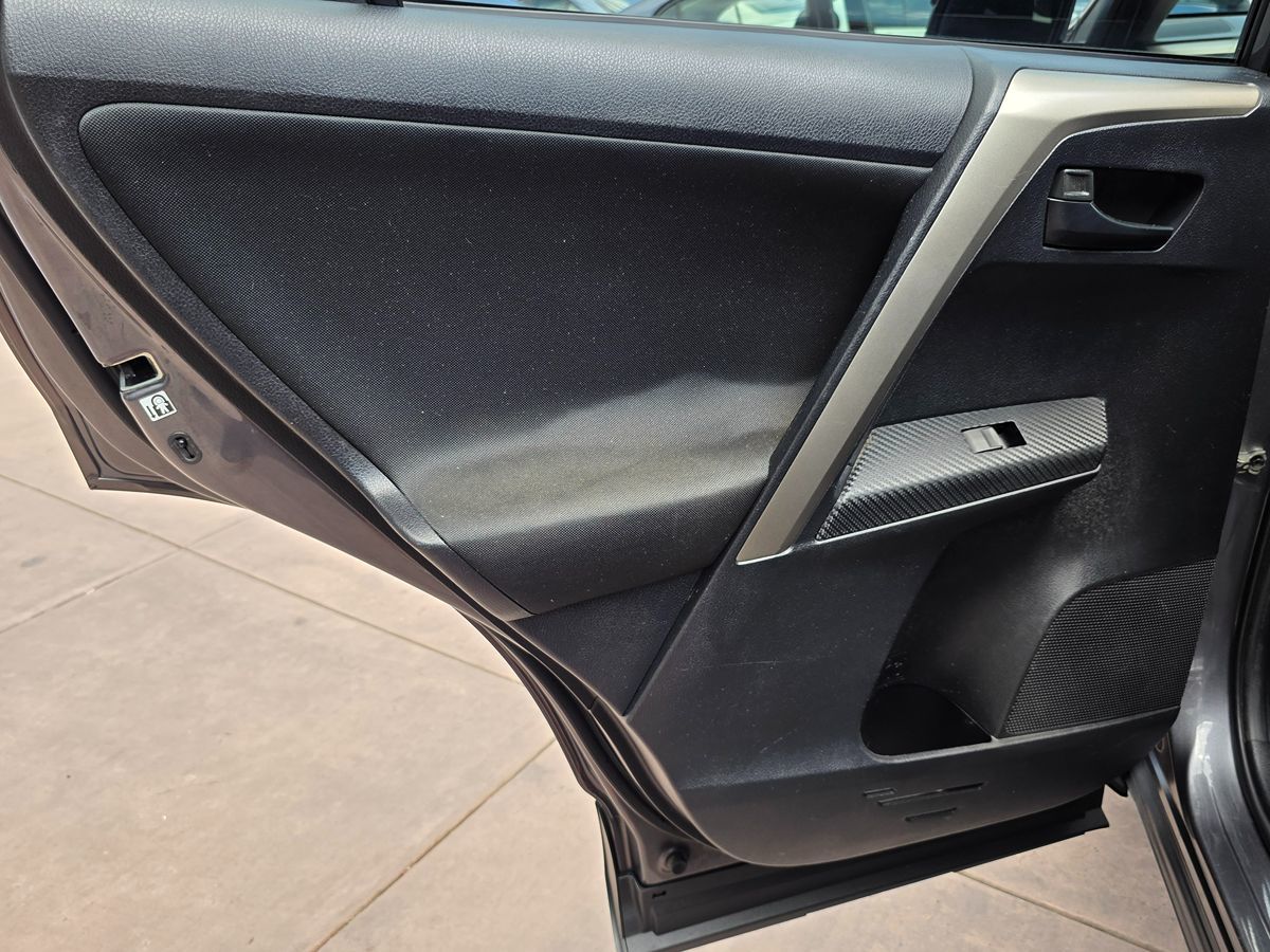 2014 Toyota RAV4 LE photo 28