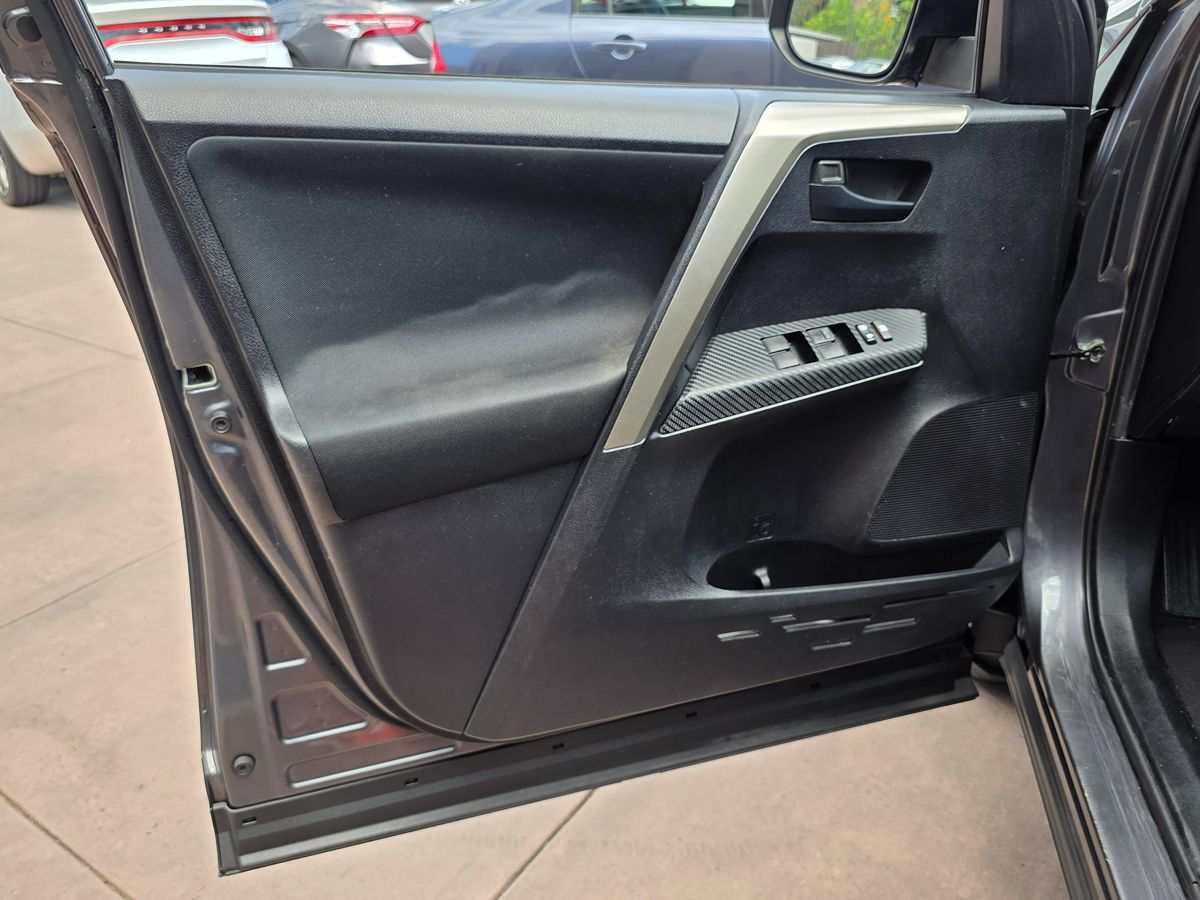 2014 Toyota RAV4 LE photo 29