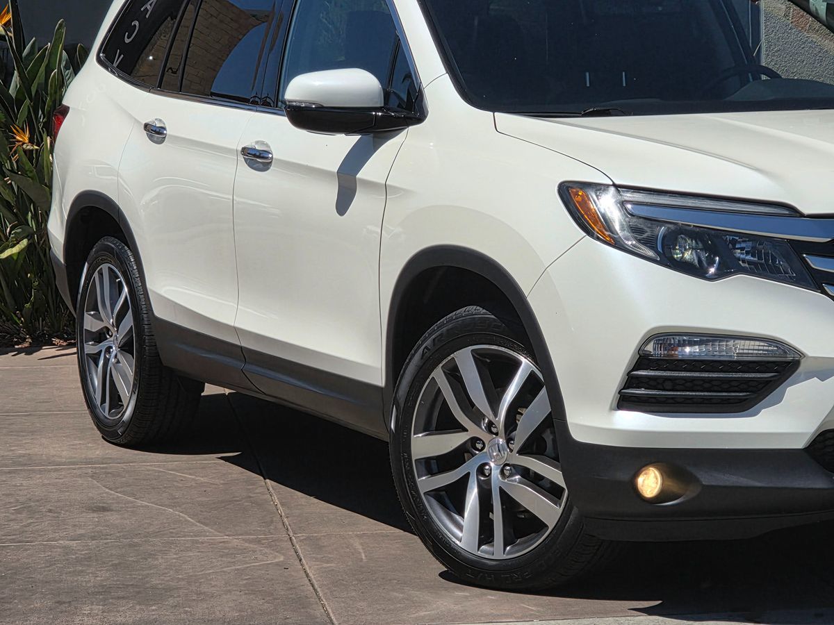 2017 Honda Pilot Elite photo 4