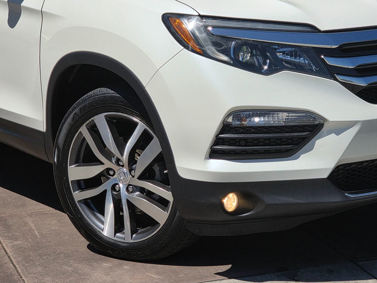 2017 Honda Pilot Elite photo 5